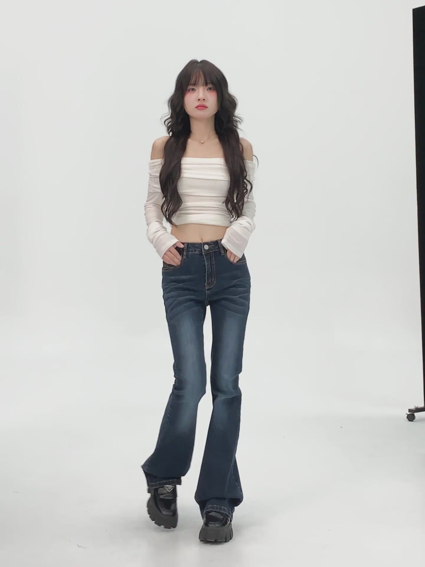 微喇叭裤的哲学：一条能让你突破常规的牛仔裤