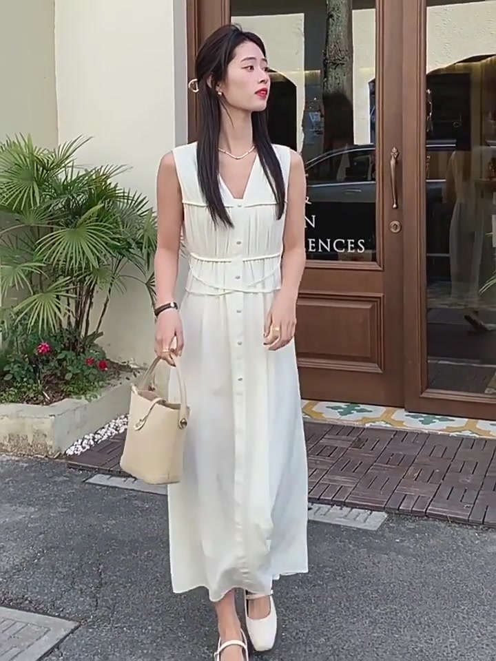 甜小二无袖连衣裙：299元买到的韩版气质，褶皱设计感是亮点还是槽点？