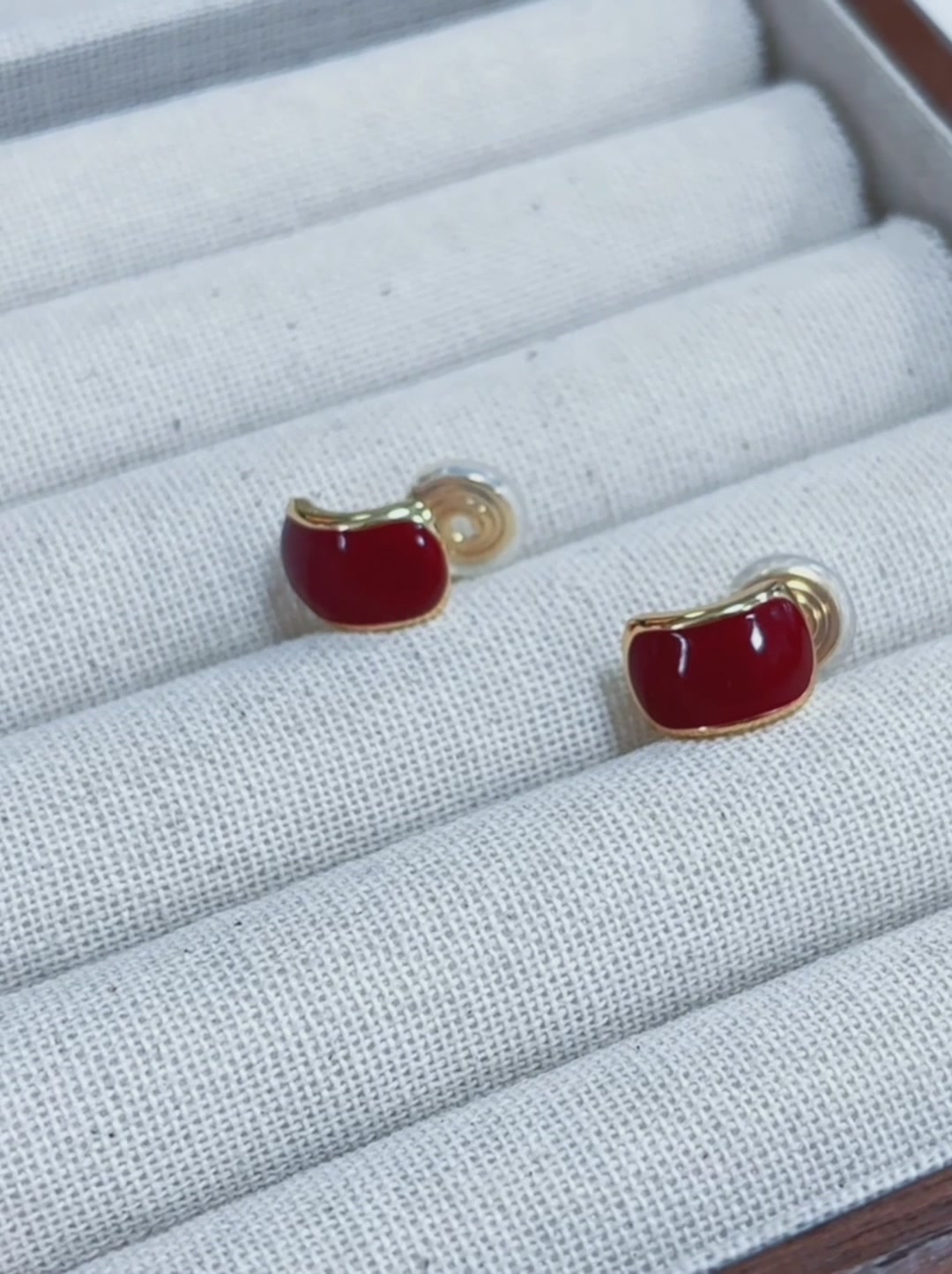 新年戴红，法式复古耳夹让我秒变氛围感女神！