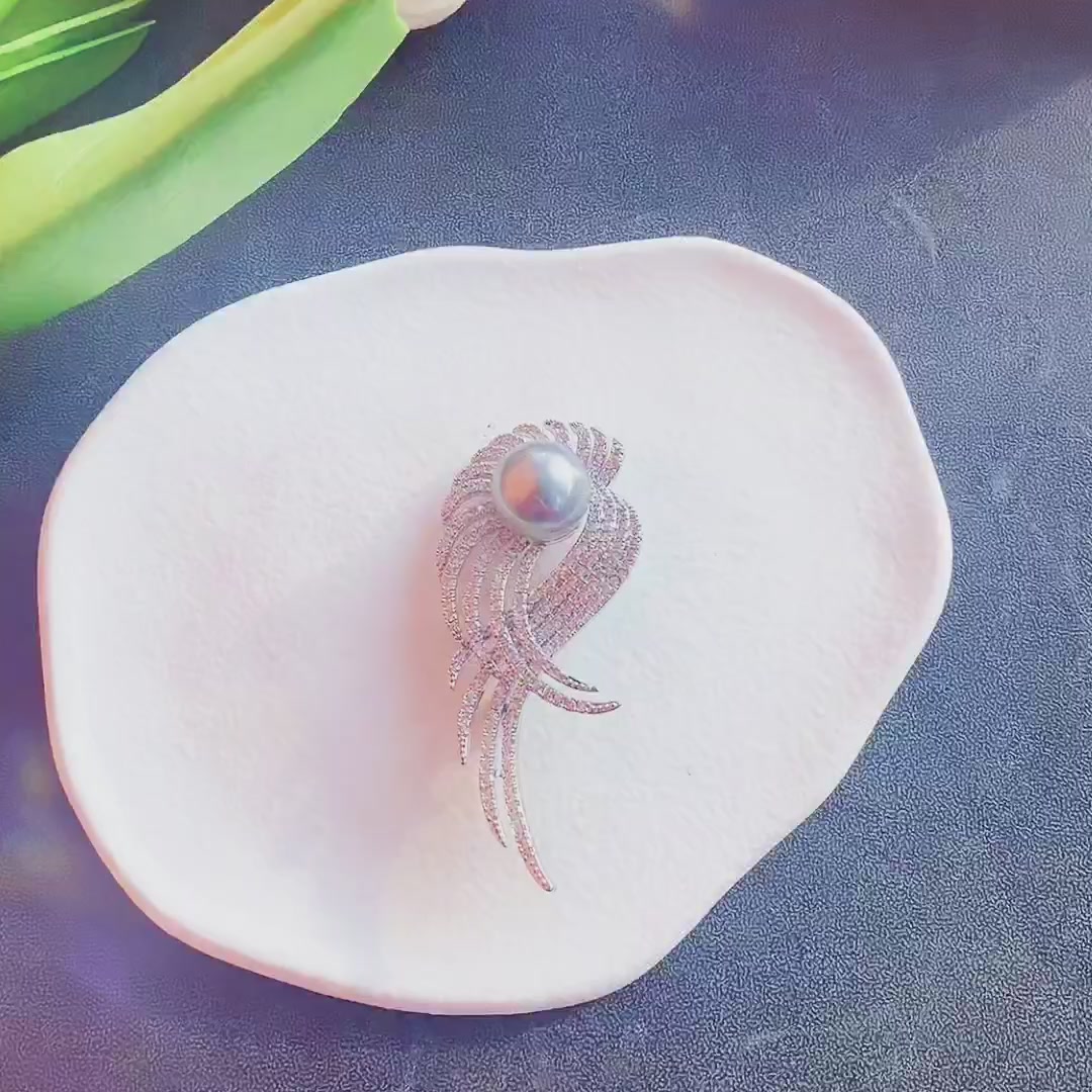 Rena Chris轻奢天使之翅胸针：新年礼物里的精致小心机