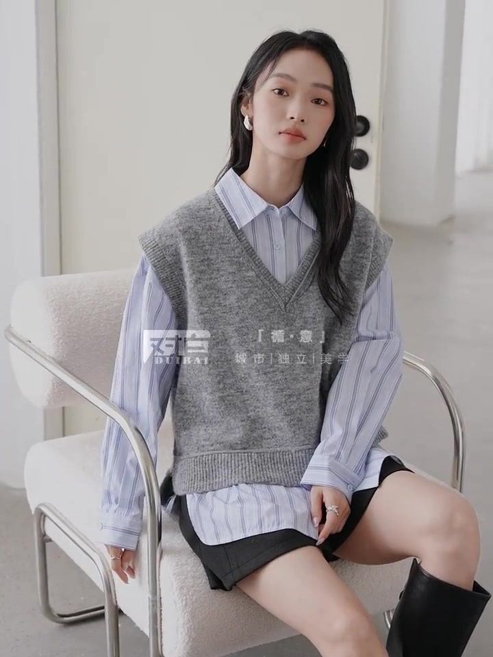 叠穿新宠！对白V领针织背心，自信女孩的秋冬叠穿法则✨