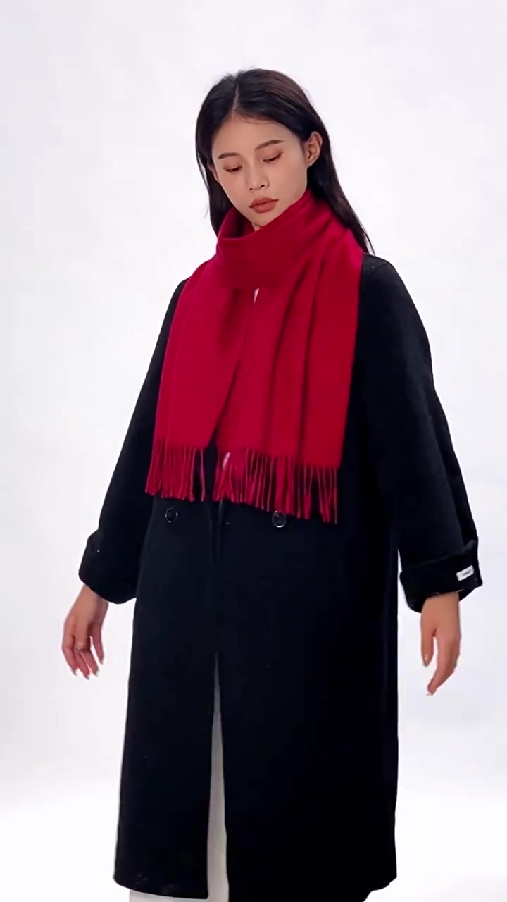 冬日里的温柔守护：蓝婷凯丝纯山羊绒围巾，高级感与温暖并存