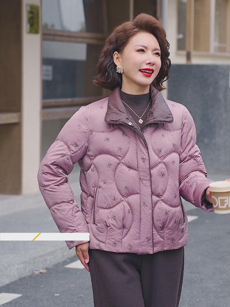 给妈妈买的这件羽绒棉服，她穿上后直夸洋气又暖和！