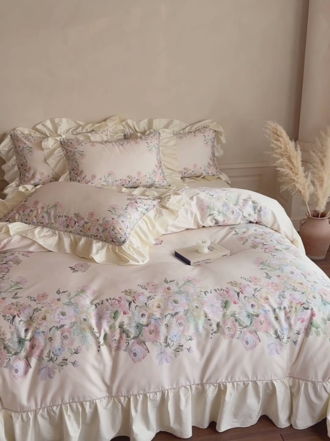 对白这款泡芙羽绒服，穿起来像被云朵拥抱，但钱包有点疼