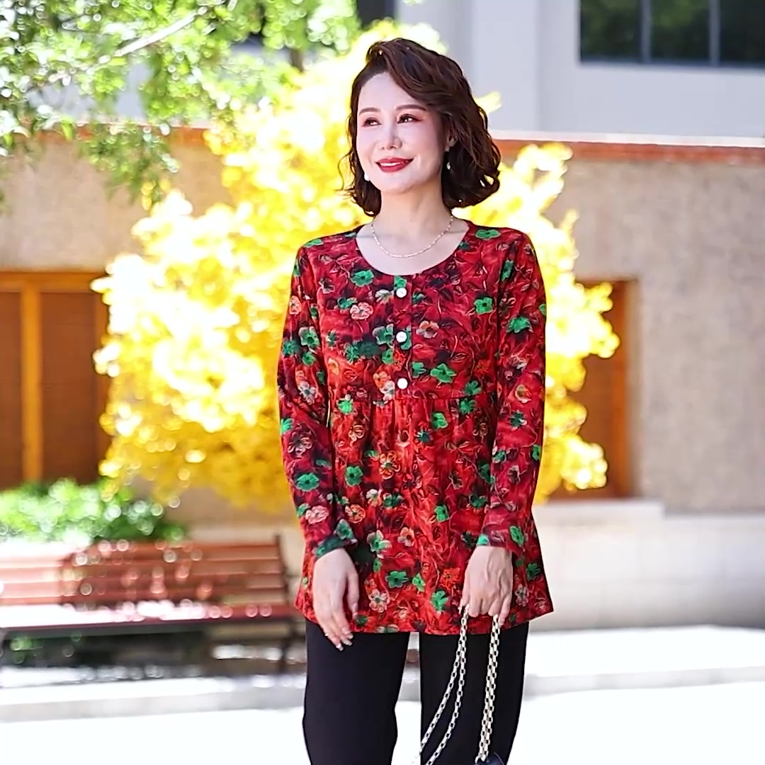 给妈妈买的这件碎花打底衫，她穿上后年轻了十岁！