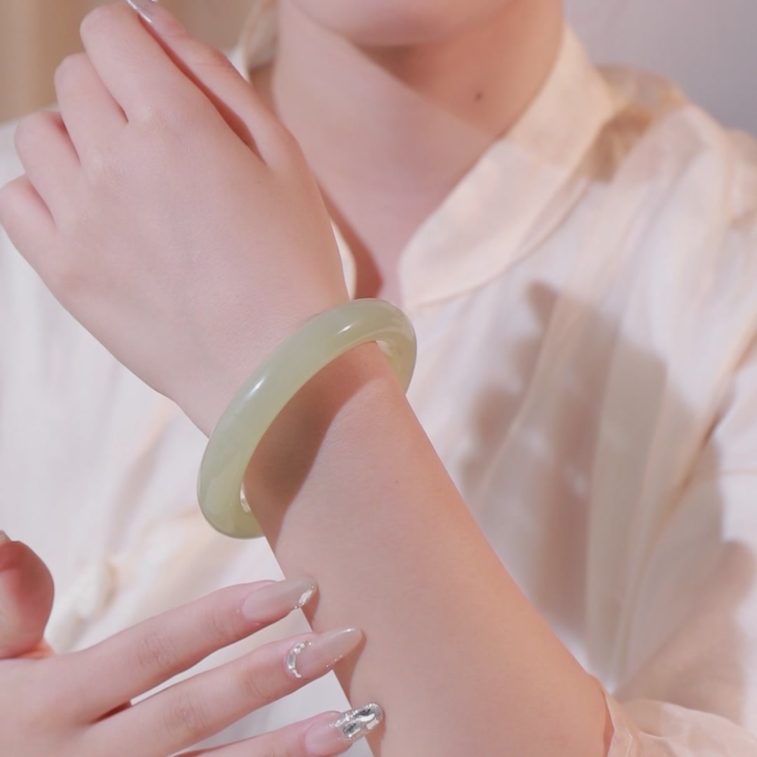 独处时光的质感伴侣：印象眸和田玉手镯深度体验