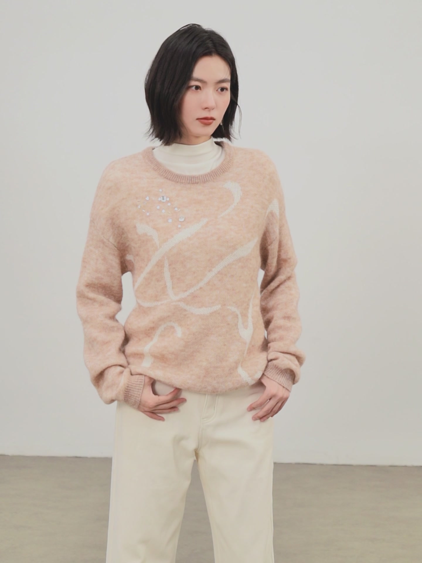 佧茜文重工订钻提花针织衫：一件能让你在人群中“闪”到自己的艺术品