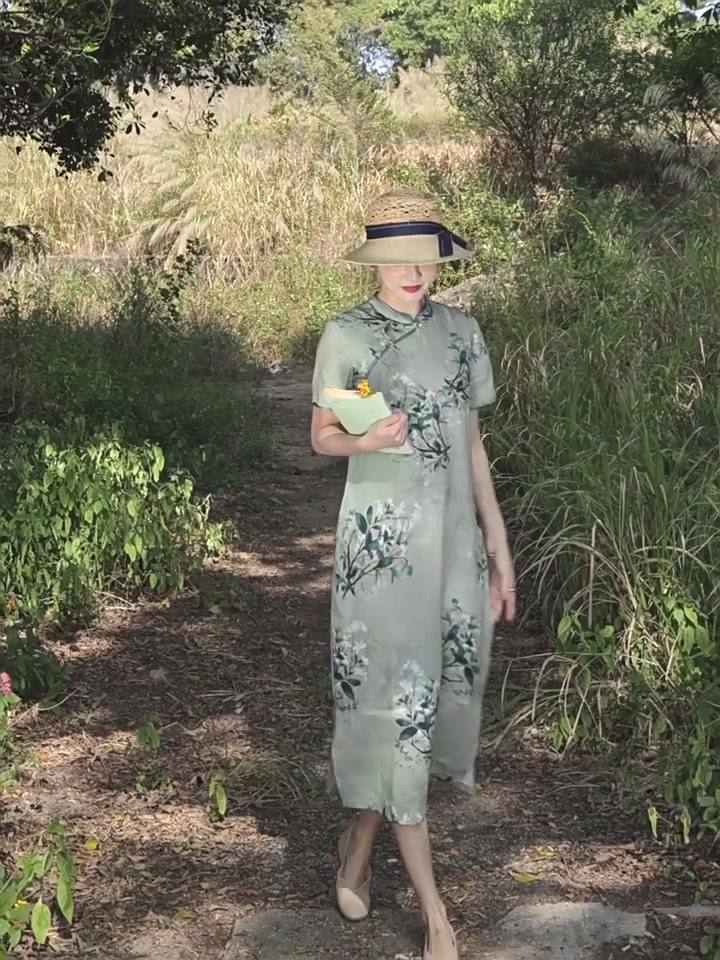 姐妹们！这条侧开叉连衣裙也太显腿长了吧！