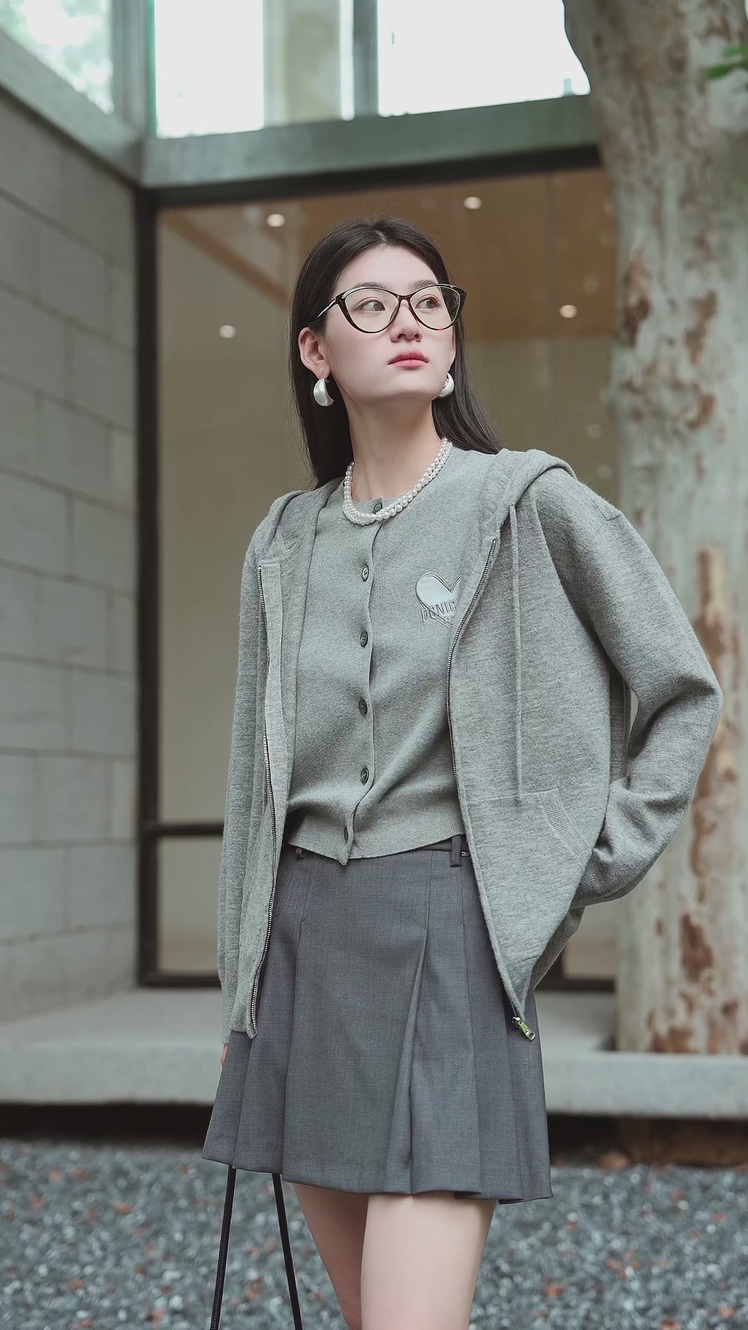 迪赛尼斯DESIGNICE气质短裙：通勤穿搭的优雅与挑战