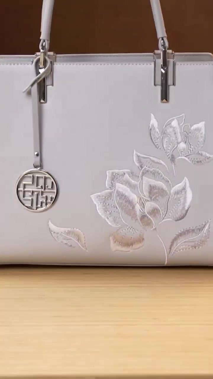 天煦PMSIX国风刺绣牛皮手提包：妈妈包里的“国潮顶流”，细节拉满但有点小贵