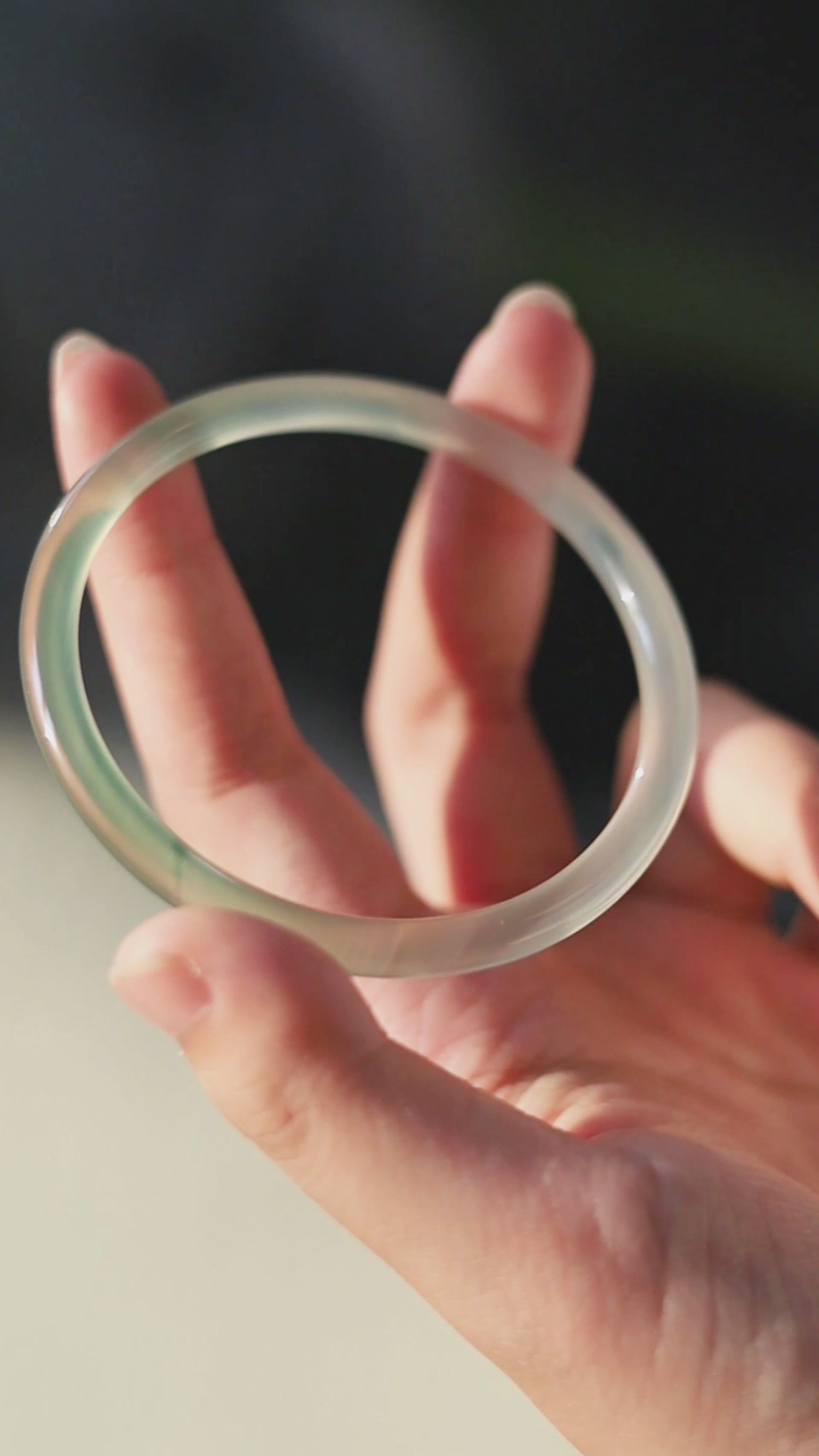 翠王妃玉髓叮当镯：半山半水的蓝绿诗意，叠戴显瘦还是微瑕水线？