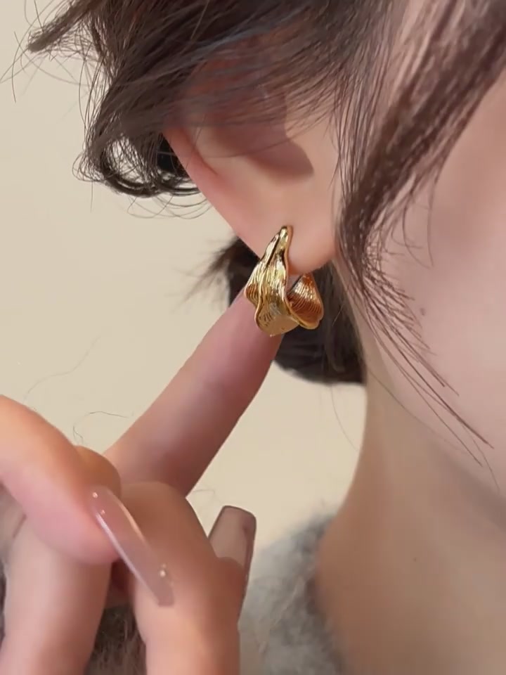 戴上这对金色法圈，我直接变身2026新姐姐！抗压测评：复古耳环到底能不能扛住社死现场？