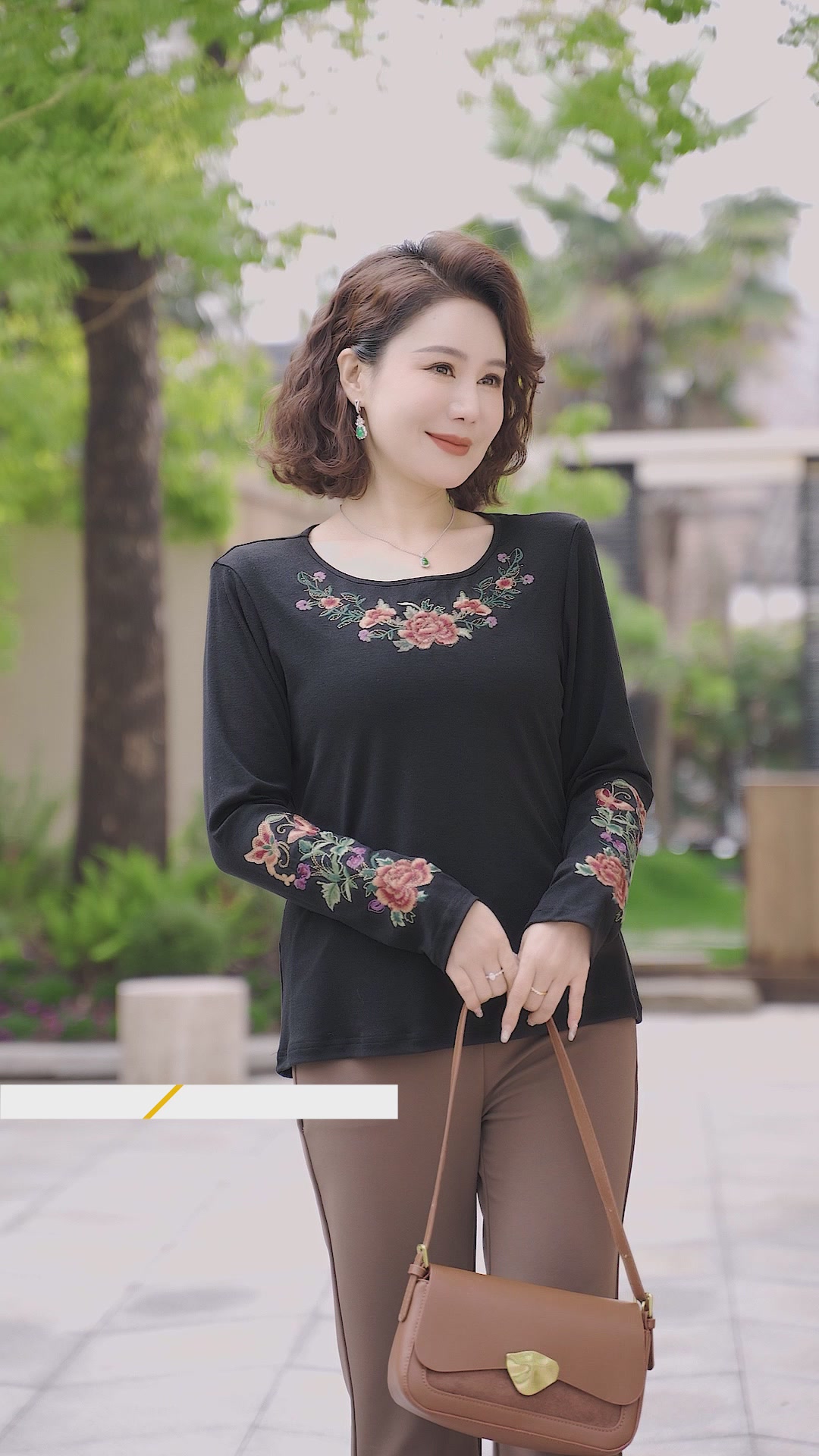 给妈妈挑的这件T恤，她穿上后直夸我眼光好！