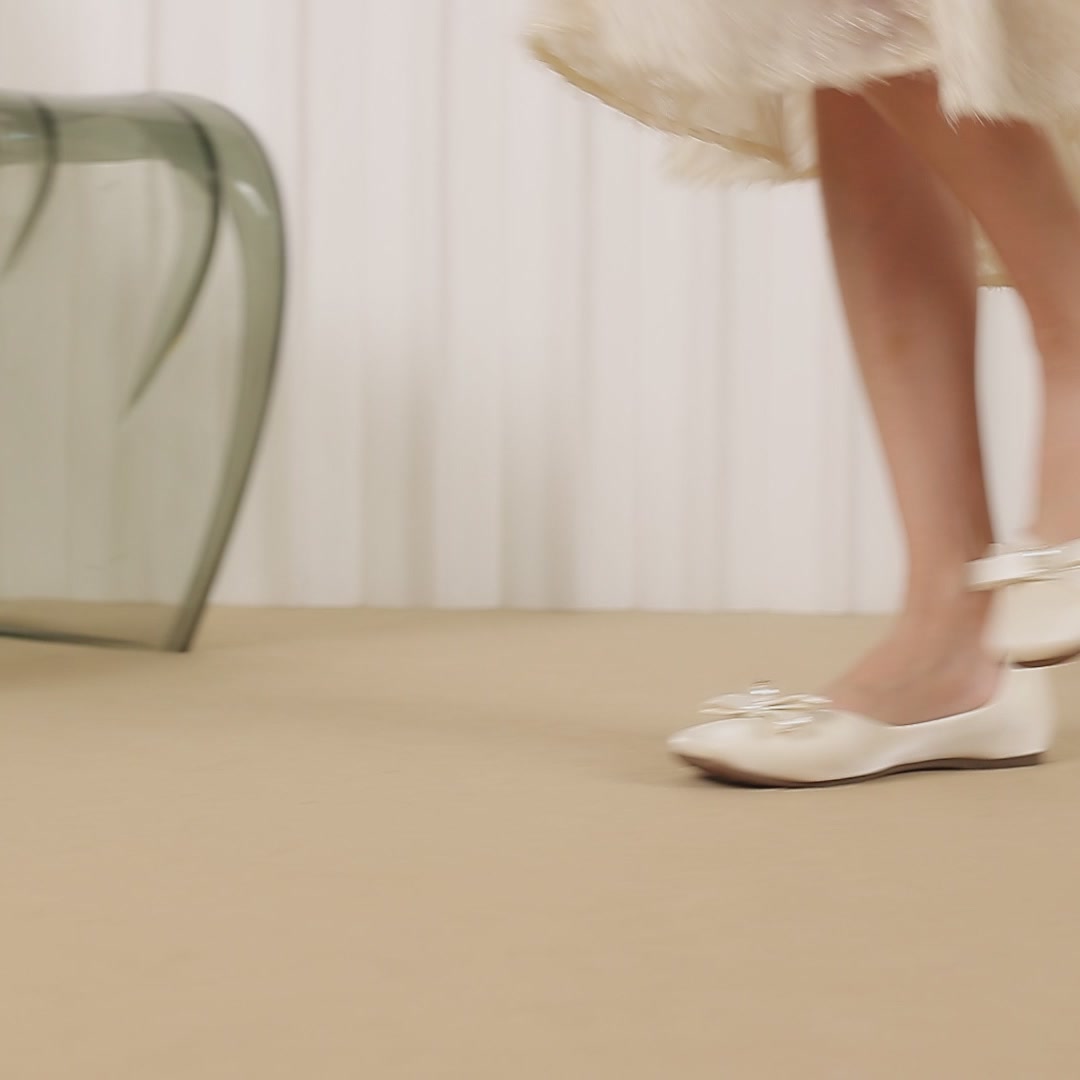 达芙妮蝴蝶结平底鞋，法式优雅还是“增高”陷阱？