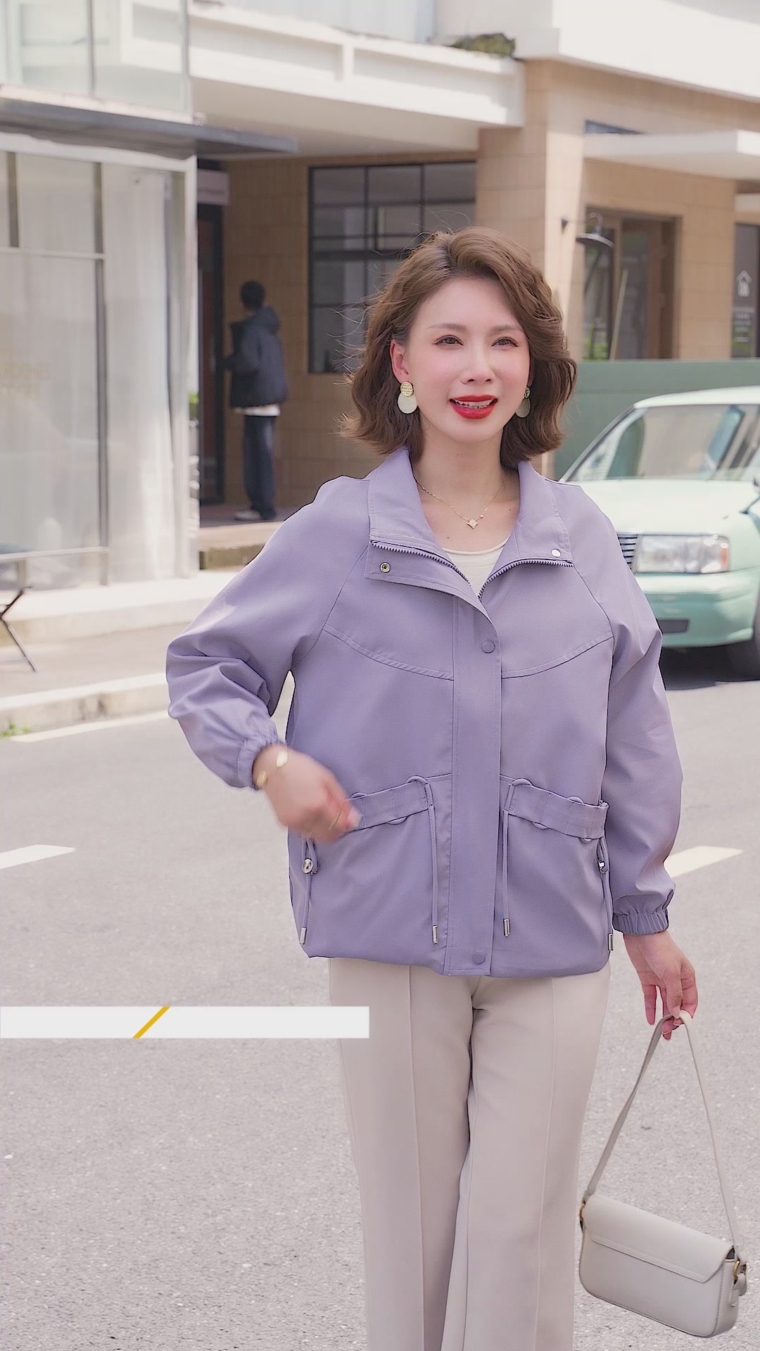 中年妈妈也能穿出少女感！这件风衣太显年轻了！