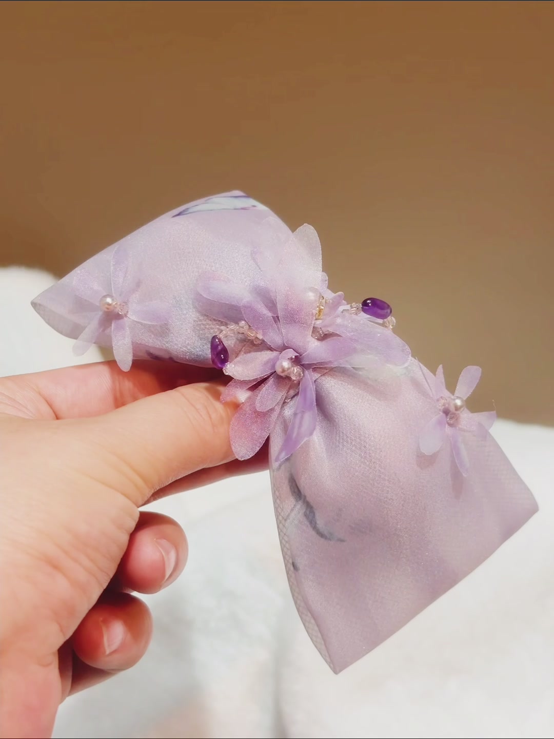 紫色浪漫弹簧夹：399元的高级感，是智商税还是真香现场？