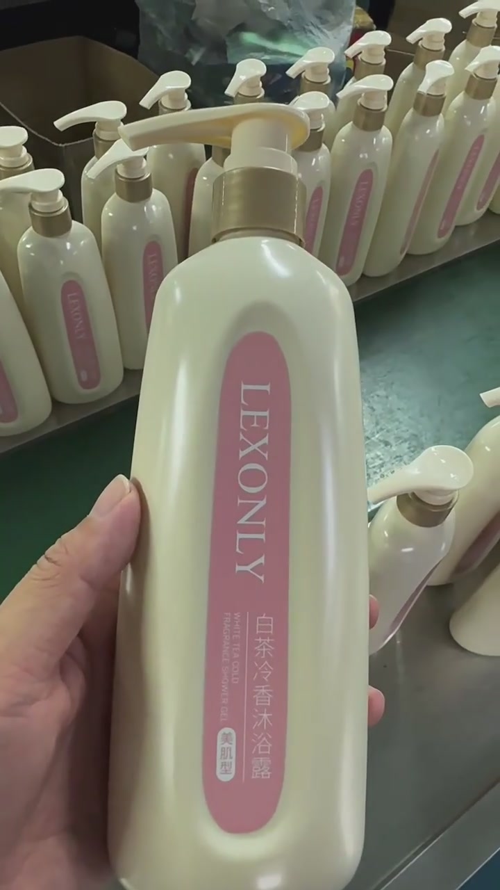 蕾昂莱LEXONLY白茶洗发水测评：用了两周，我的油头终于有救了！