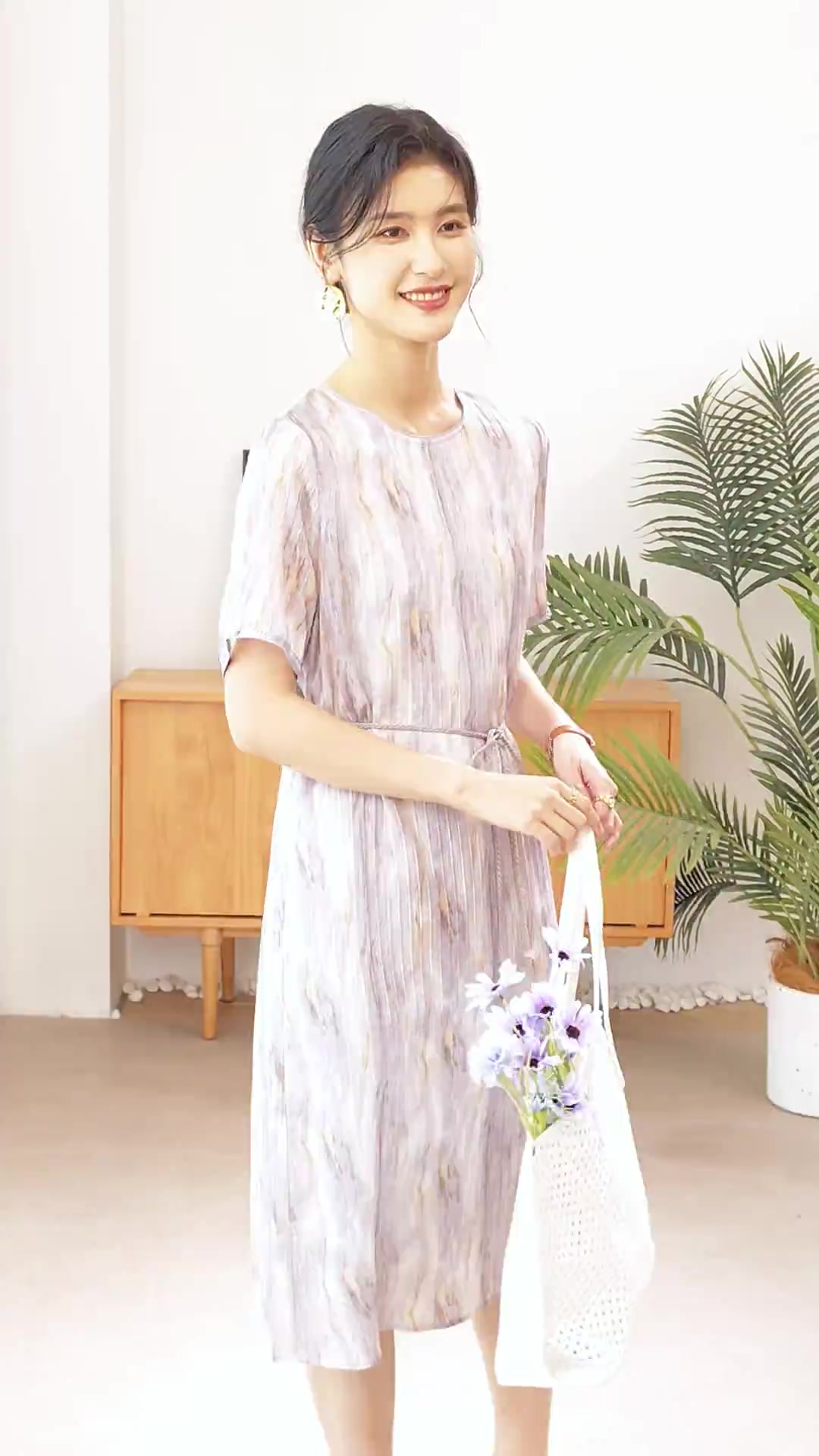 金菊桑蚕丝柔叠绉连衣裙：夏日里的温婉高级感，直筒裙也能这么仙！