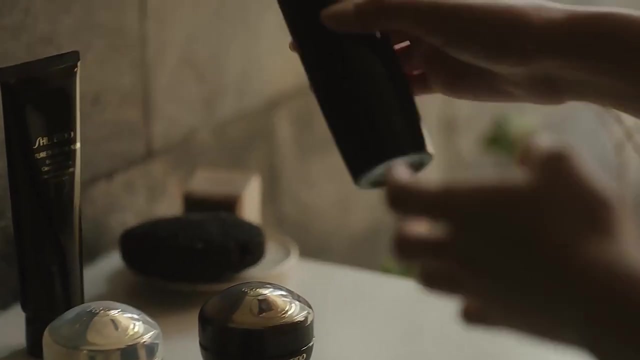 时光琉璃柔肤液：一瓶能让你在社交场合“发光”的秘密武器