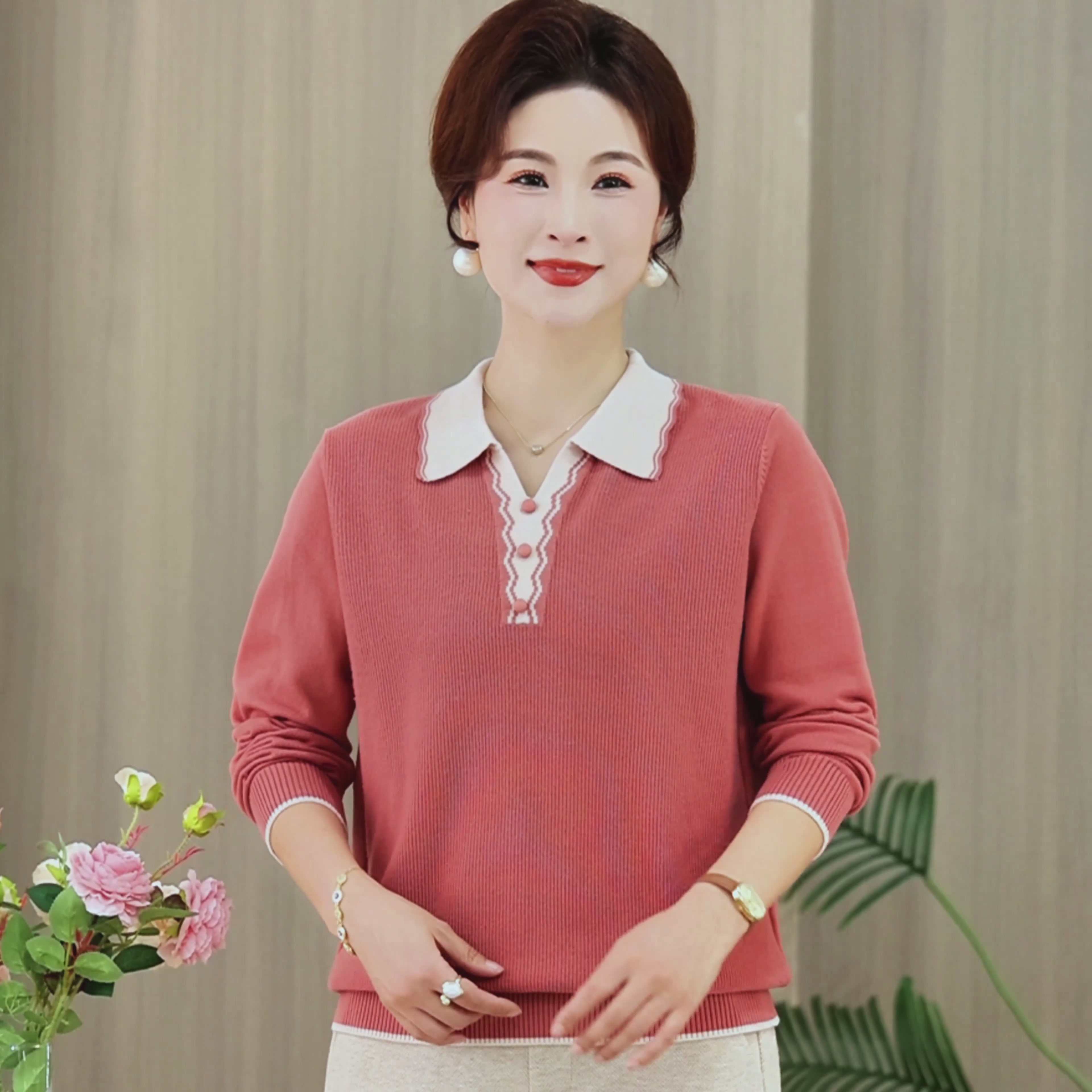 中年妈妈装新选择：纤依派翻领毛衣，洋气与舒适并存