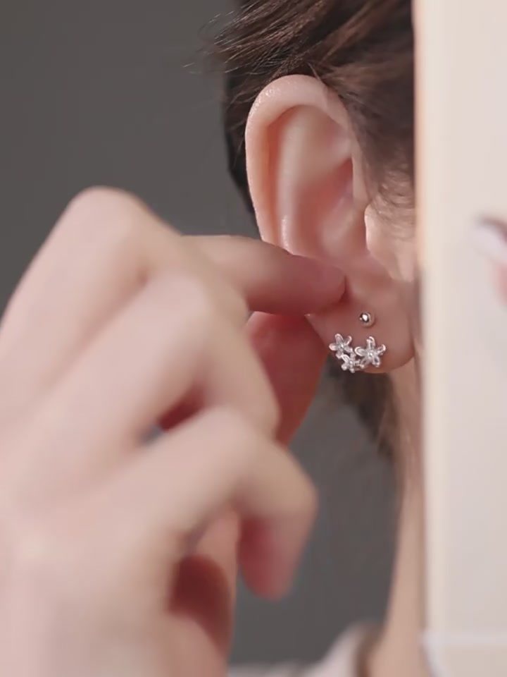 DTOTO 999足银三朵小花耳钩：高级感与拧螺丝的日常博弈