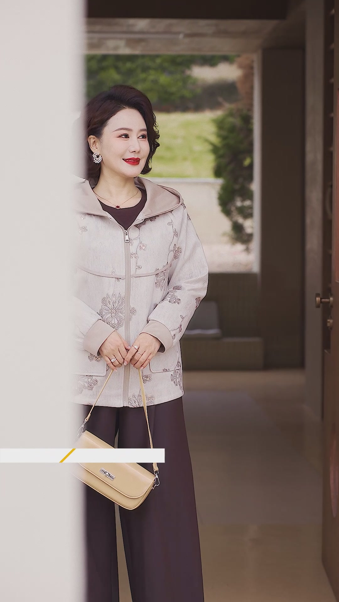 中年妈妈变潮妈！纤依派2026新款连帽夹克，899元值不值？