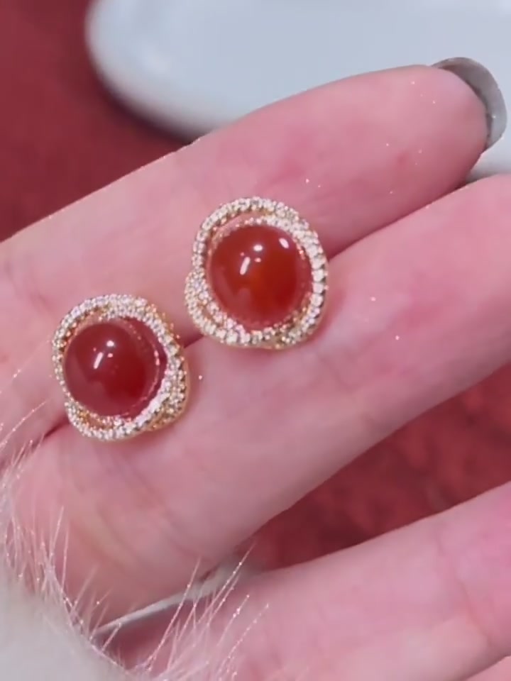 BAZAAR安可拉红耳钉：氛围感拉满，高级感耳饰的2026新宠