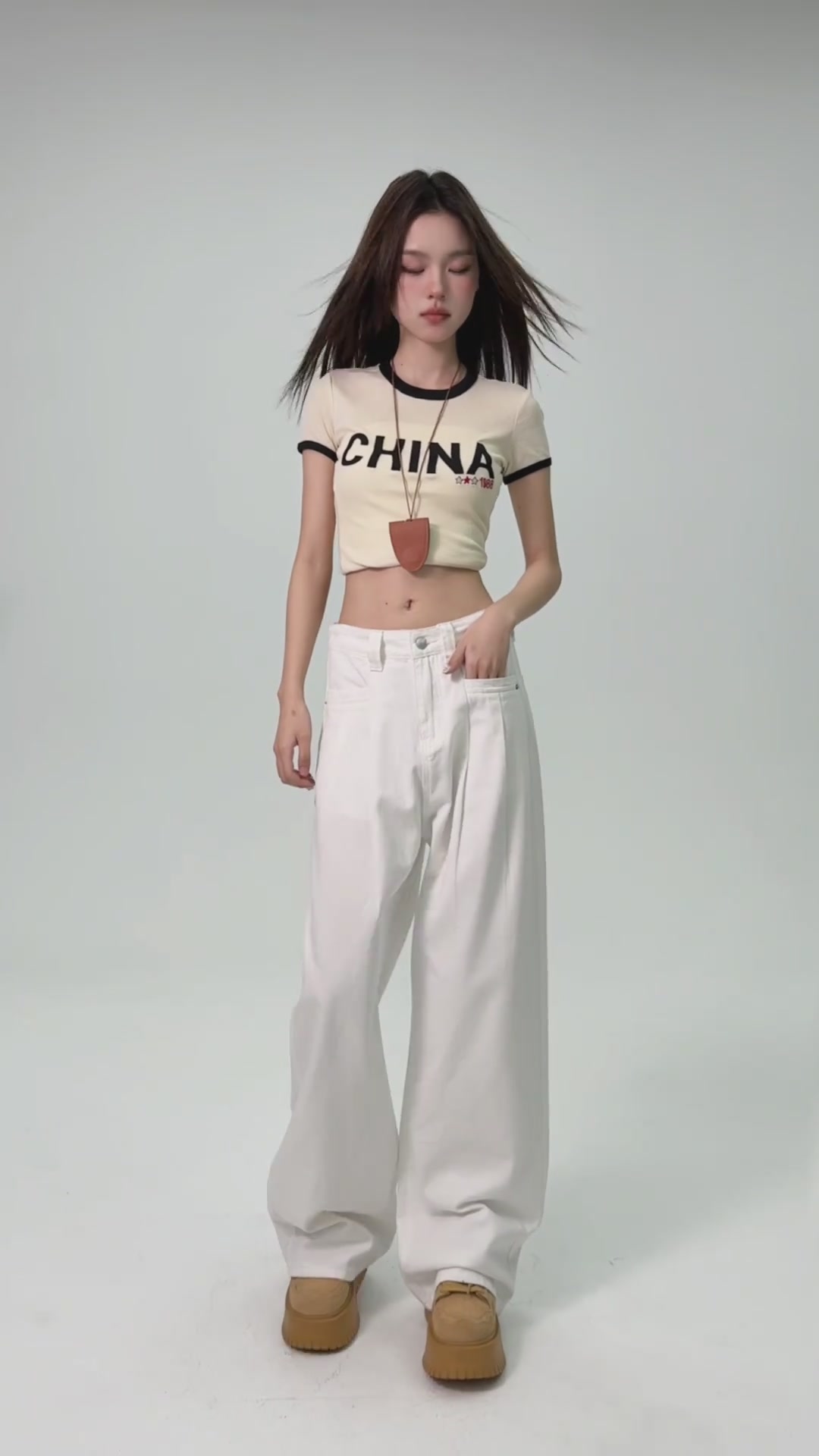 秋冬必备！这条白色阔腿裤也太有设计感了吧！褶皱牛仔裤穿出高级感