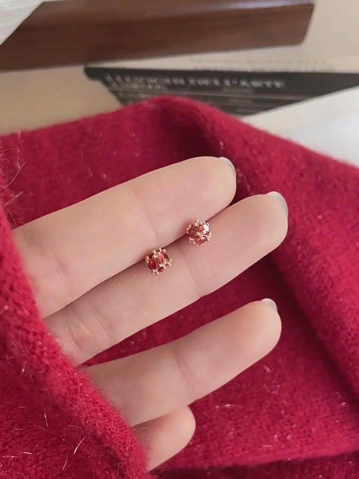 当BAZAAR的红色耳钉遇见2026：一枚耳环如何定义你的时尚态度