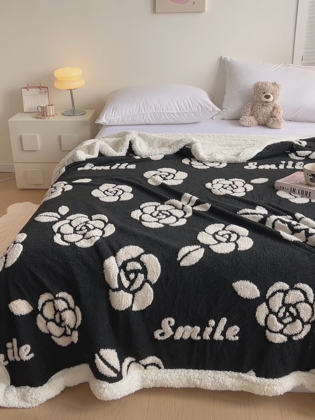 黑白阳离子云锦绒毯：独处时光的温柔伴侣