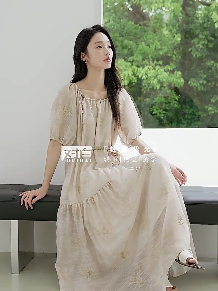 对白刺绣连衣裙：穿出春日氛围感，谁还不是个文艺少女了？