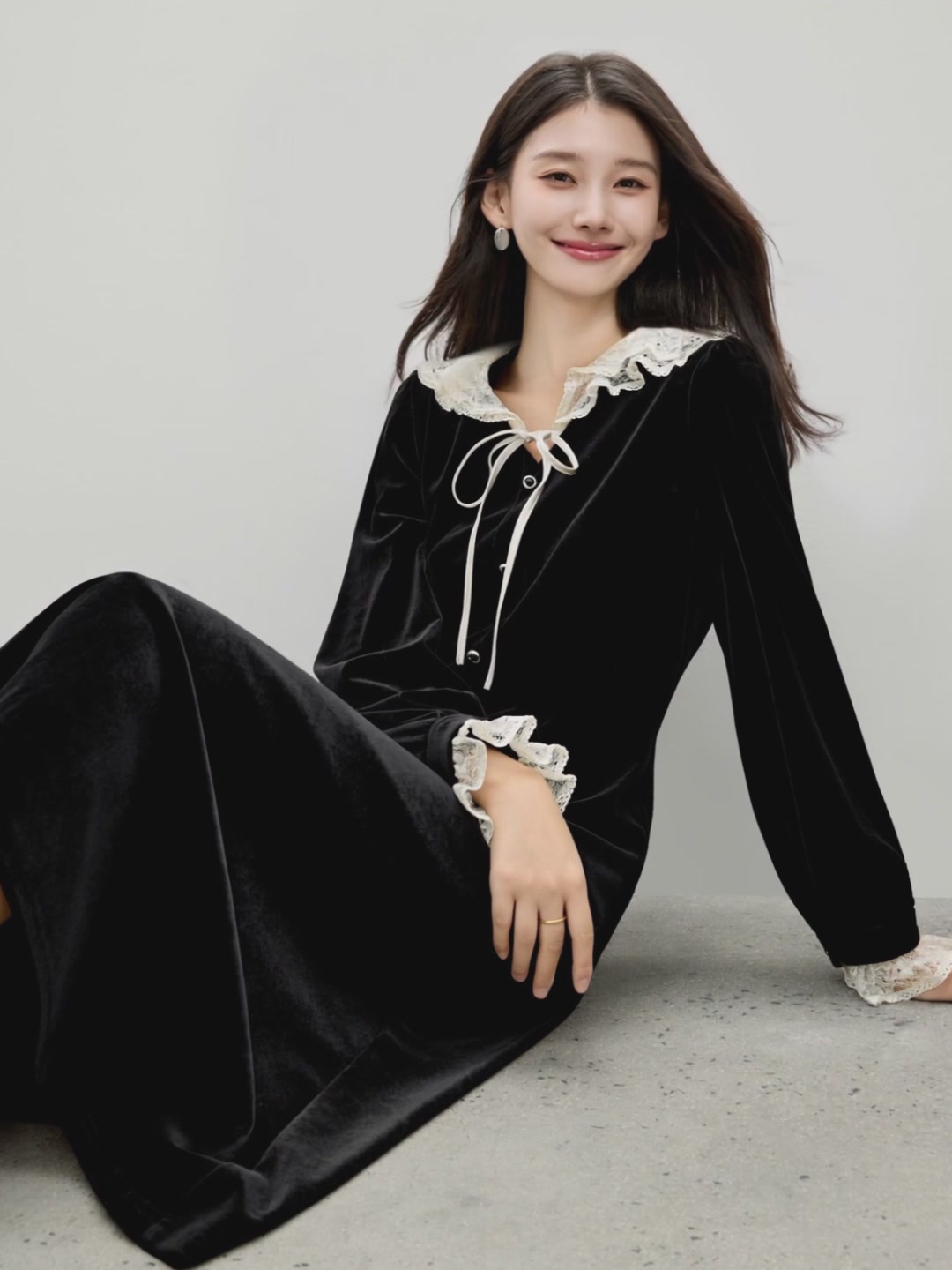 穿上这条丝绒裙，我好像走进了赫本的老电影