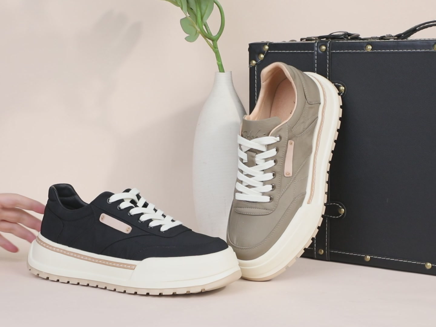 沙驰Sport轻便发泡底板鞋：1689元买一双“踩屎感”布鞋，值吗？