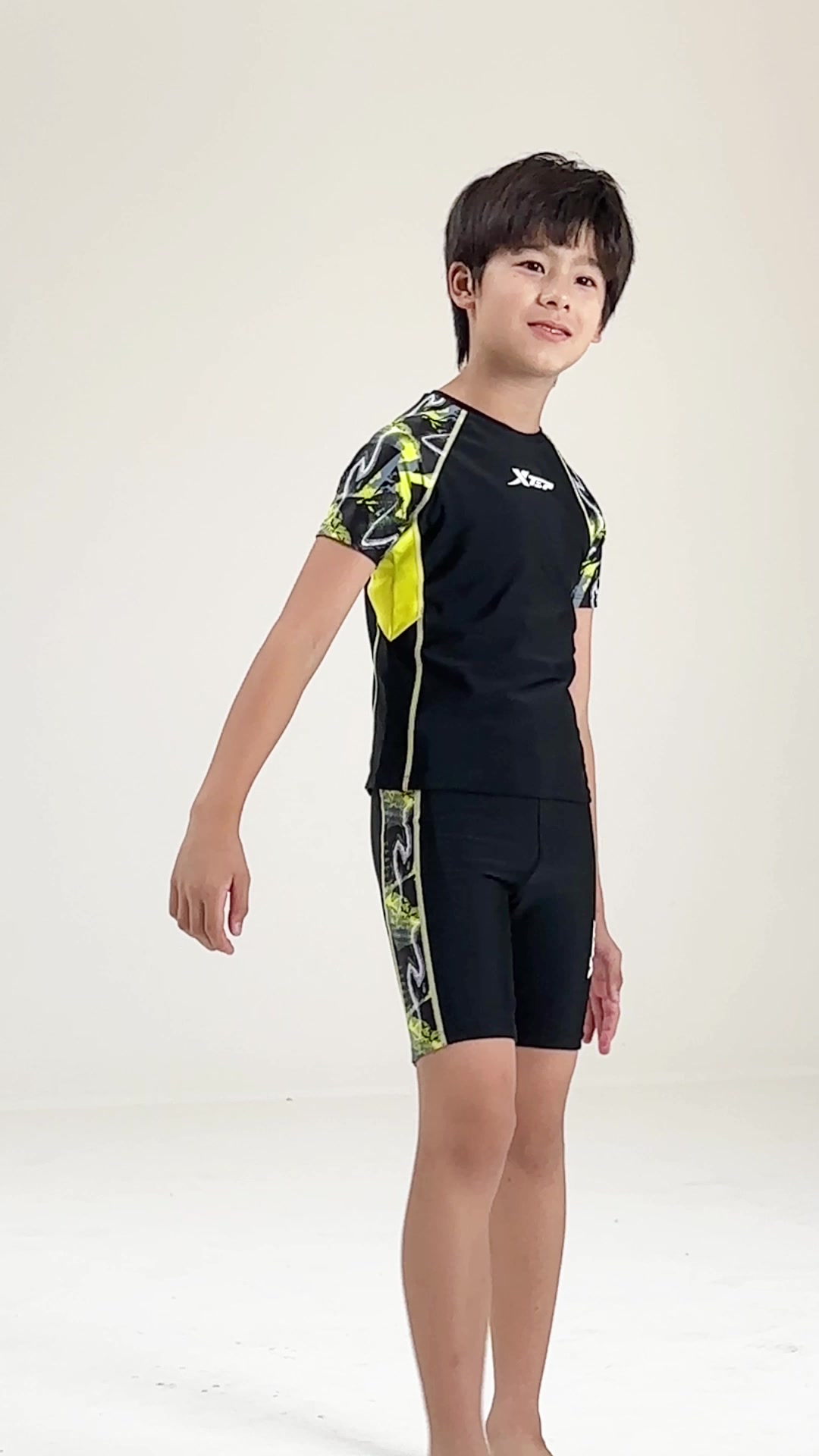 海边度假必备！特步儿童分体泳衣，专业训练也能穿出度假风！