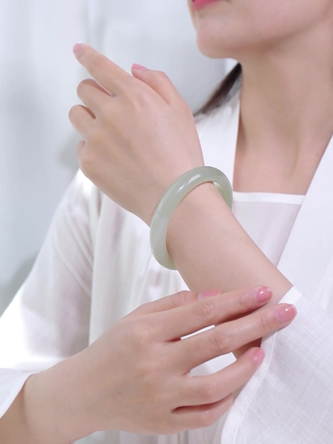 和田玉手镯开箱：五千多买了个‘浅青玉’，这波值不值？