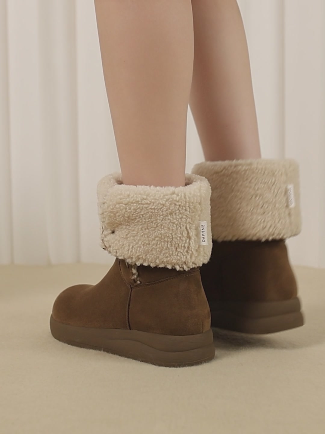 独处时光的温暖伴侣：达芙妮法式平底磨砂皮中筒靴体验分享