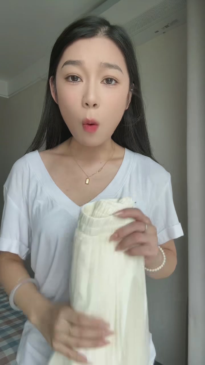 一条让我重新爱上夏天的裙子：筱苮木耳边半身裙的优雅与随性