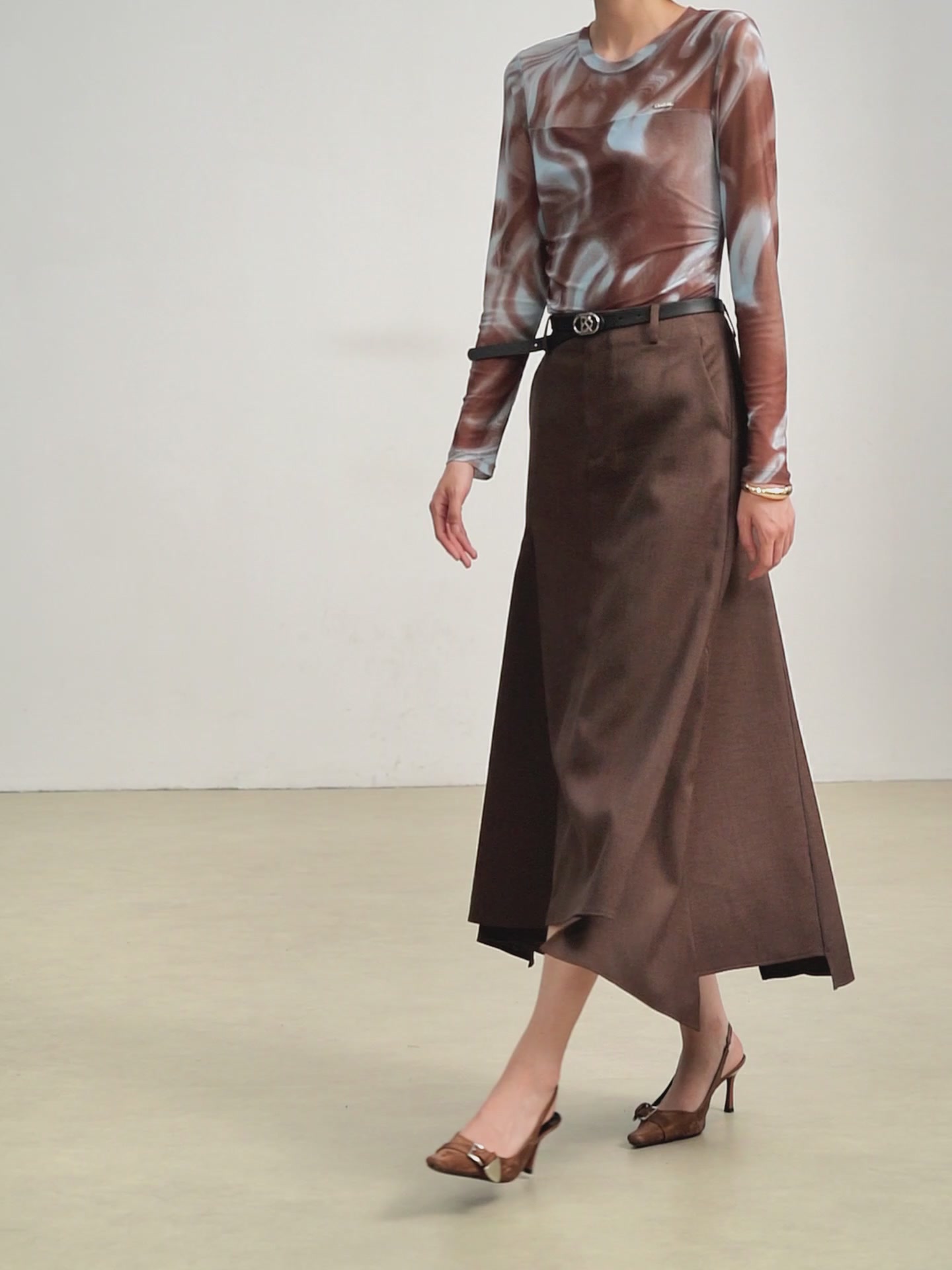 佧茜文2025秋款不规则半裙：穿上它，我好像懂了什么叫‘松弛感’天花板