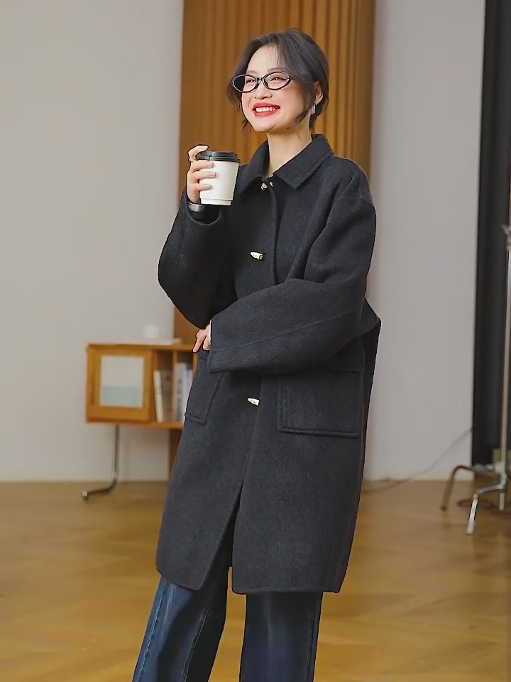 茗钥双面呢大衣：牛角扣的复古魔法，让我在春秋街头成为焦点！