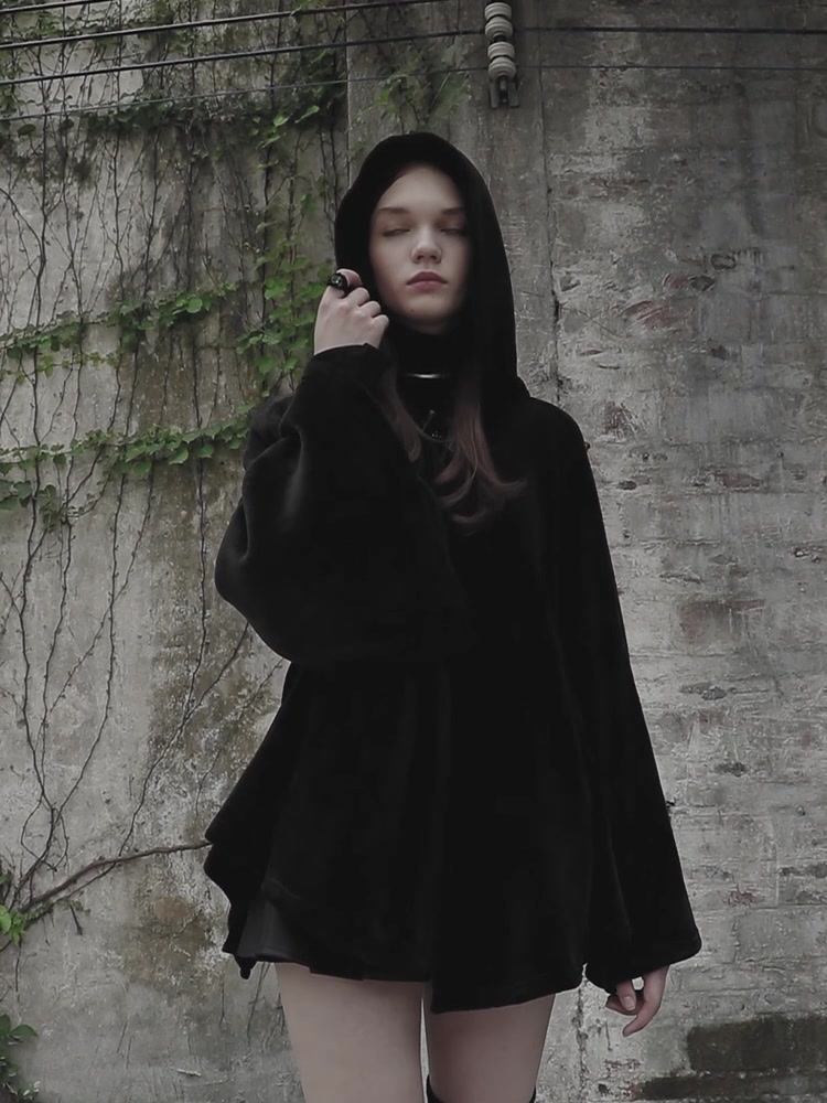 穿上这件暗黑斗篷，我成了街头最飒的哥特女王！PUNK RAVE丝绒刺绣外套深度体验