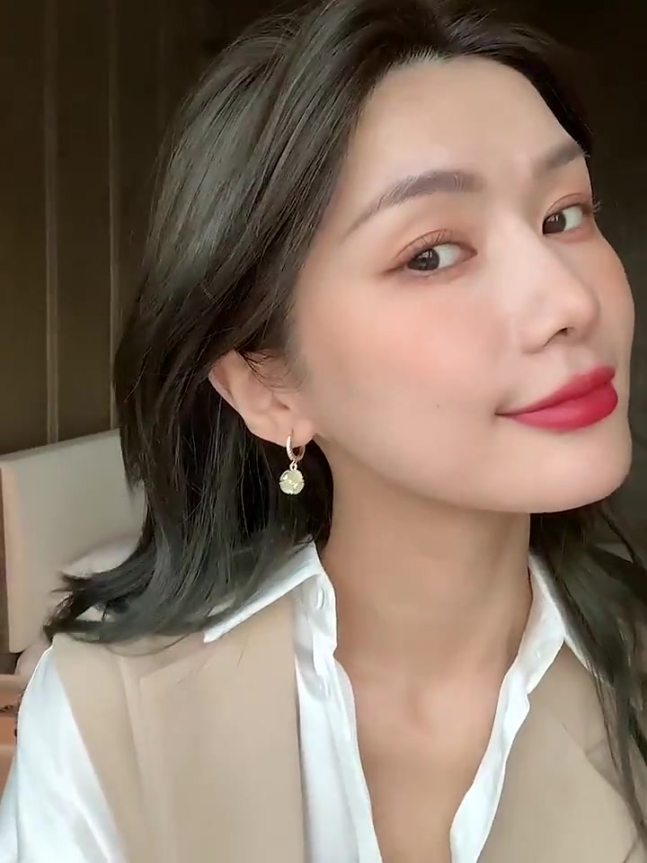 姐妹们！2026新款BAZAAR耳环，高级感炸裂！