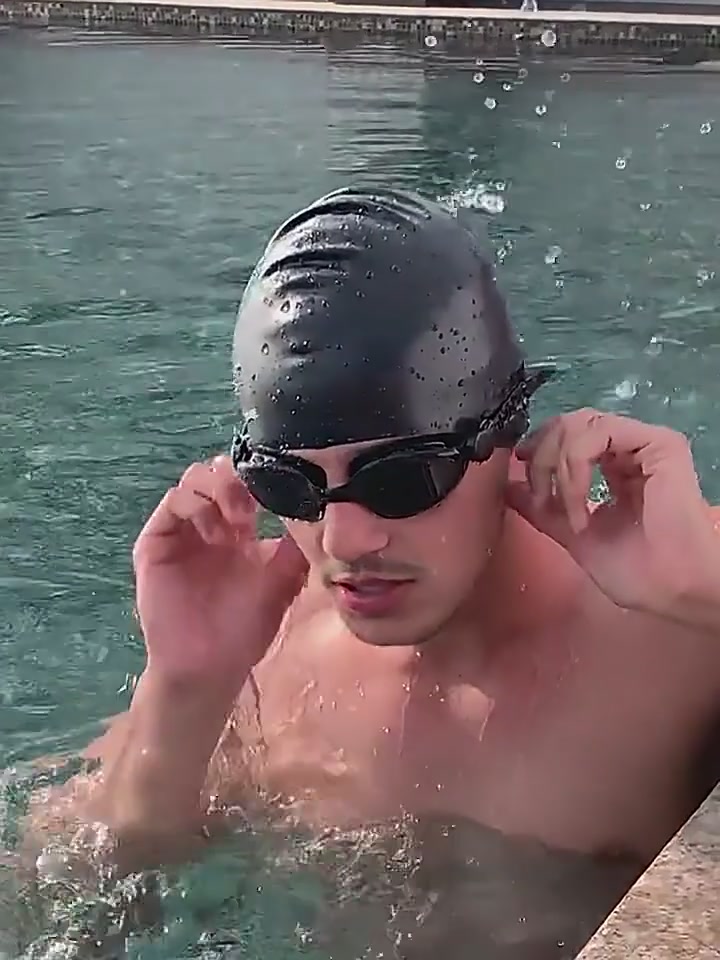 戴上这顶游泳帽，我终于可以安心当个'水男孩'了