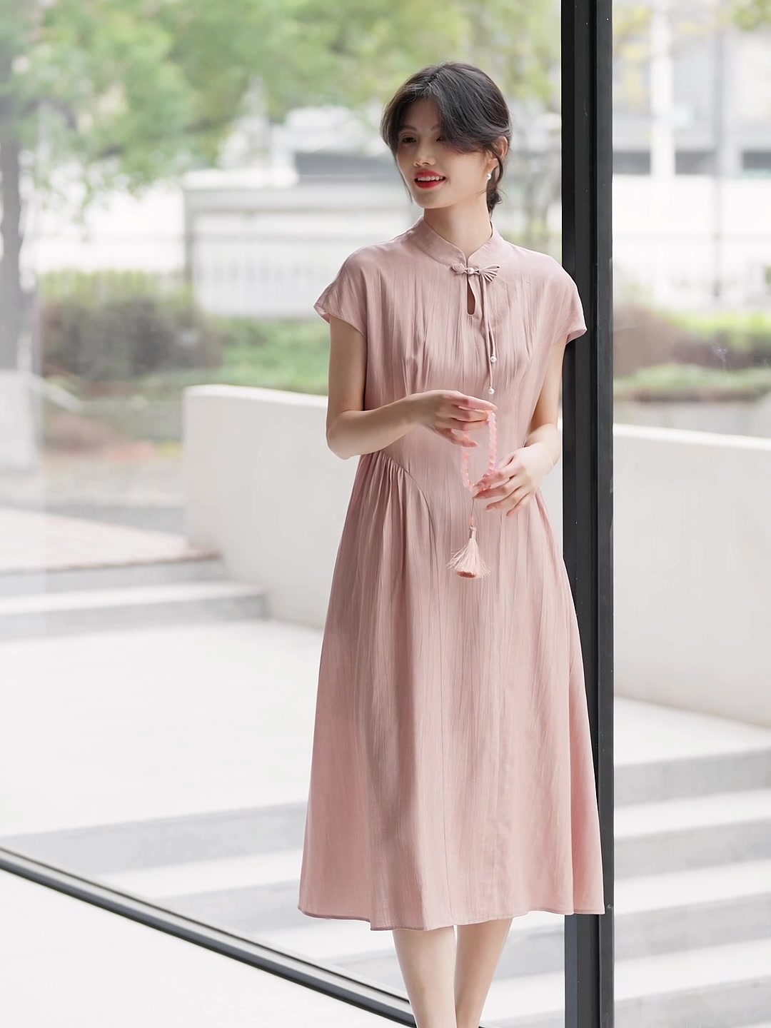 新中式炒色小盖袖连衣裙：当国风遇上春日，这波穿搭我直接封神！