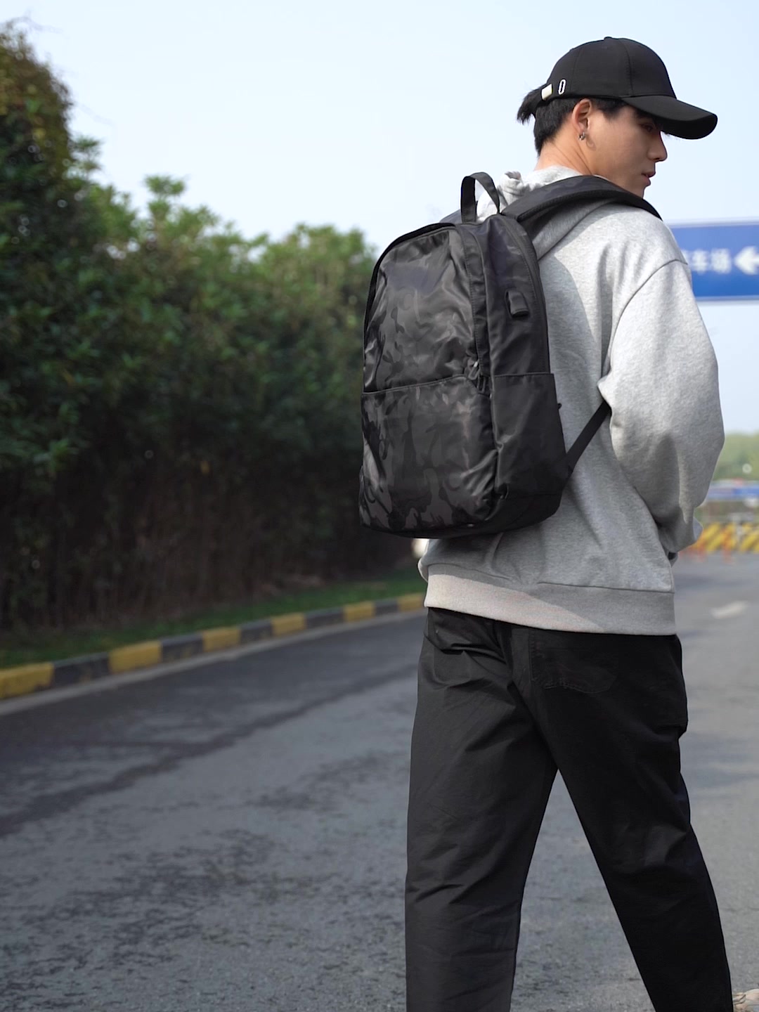 姐妹们！这个双肩包真的绝了！轻便防水还巨能装！