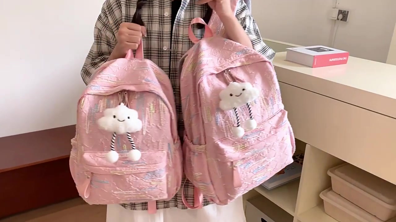 这款双肩包，让我成了校园里的时尚焦点！