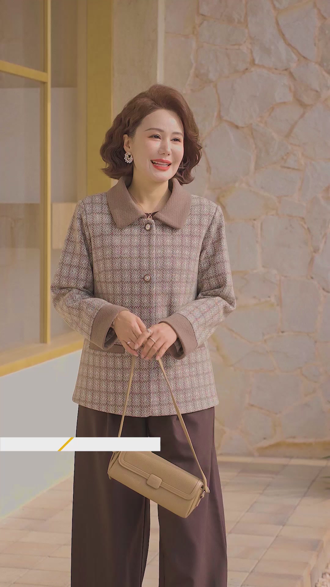 中年妈妈也能穿出高级感！纤依派格子外套，打破年龄界限的时尚革命