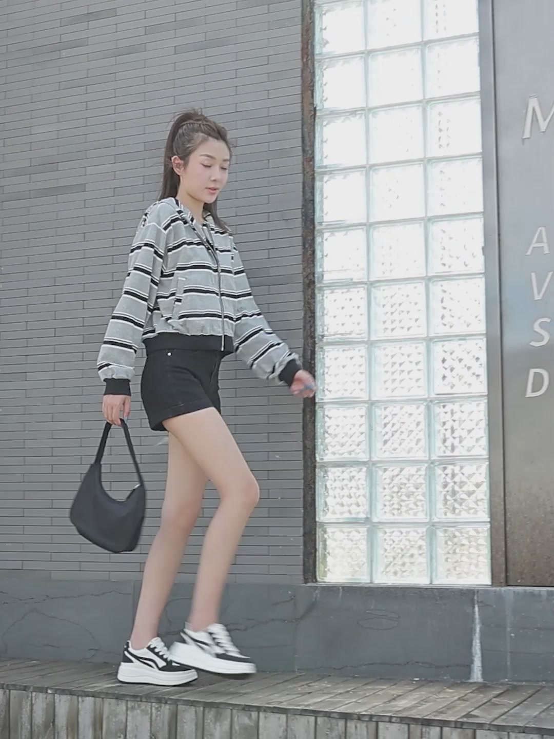 达芙妮这双厚底板鞋，真能显脚小吗？我穿了半个月后的真实感受