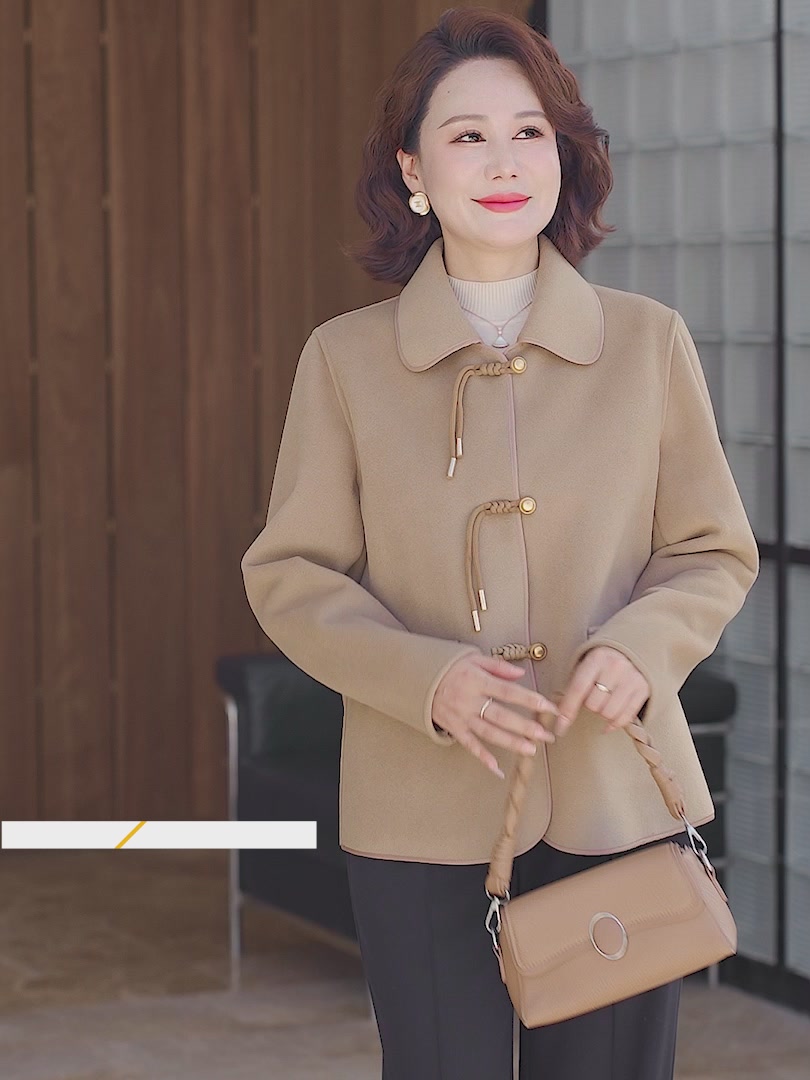 50岁妈妈也能穿出新中式韵味！这件翻领大衣让我妈秒变气质女神