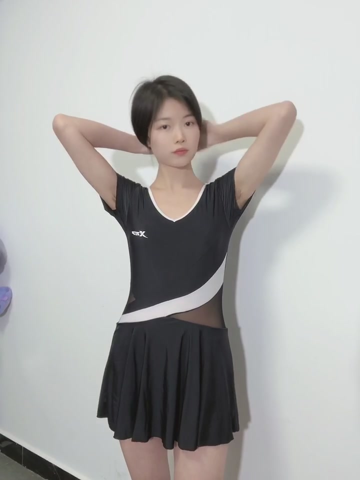 特步泳衣测评｜侧腹薄纱款，显瘦遮肚还防晒！