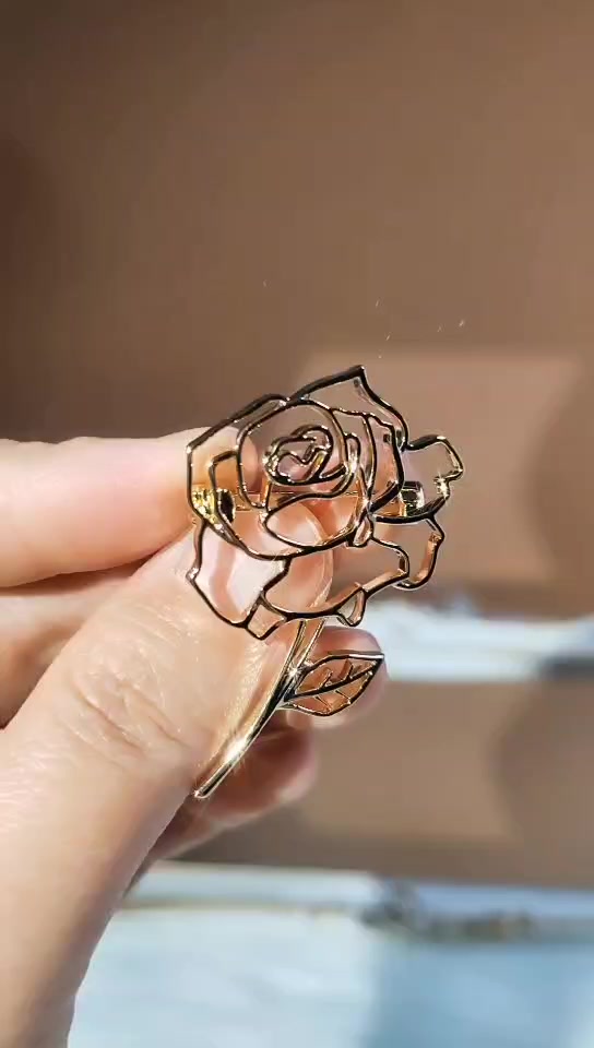 Rena Chris金属玫瑰胸针：百元价位的高级感，是真实力还是智商税？